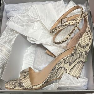 New Jennifer Lopez Size 7 Heeled Sandal. Smoke/Pet Free Home.